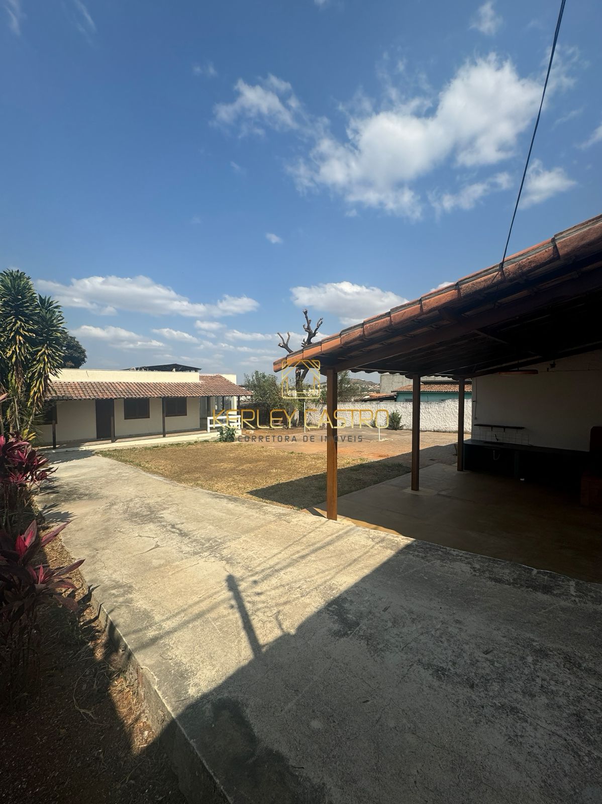 VENDO  CASA EM DOIS LOTES NO JK